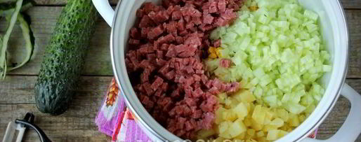 Шаг 2: окрошки на воде с сервелатом