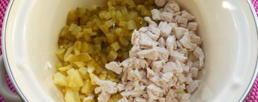 Шаг 1: окрошки с курицей и маринованными огурцами