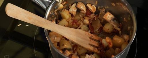 Шаг 2: минестроне с грибами и колбасками чорисо