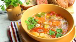 Рецепт Овощного, летнего супчика с томатно-чесночными гренками