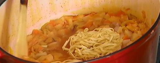 Шаг 10: овощного супа с курицей и яичной лапшой