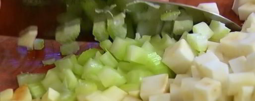 Шаг 2: овощного супа с курицей и яичной лапшой