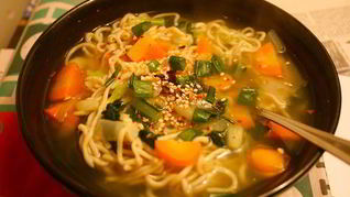 Рецепт Овощного супа с лапшой рамен и пастой мисо