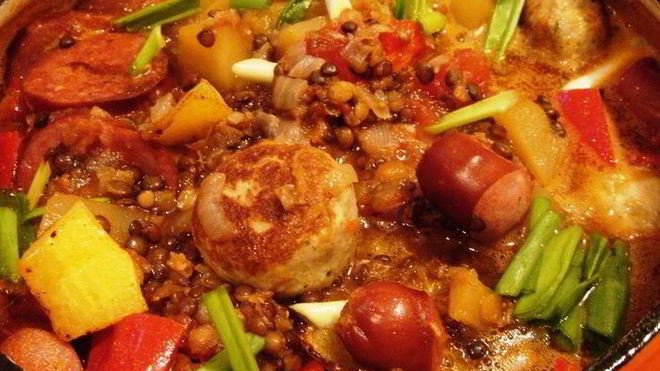 Рецепт Густой тыквенной похлебки с чечевицей, тефтелями и копчеными колбасками