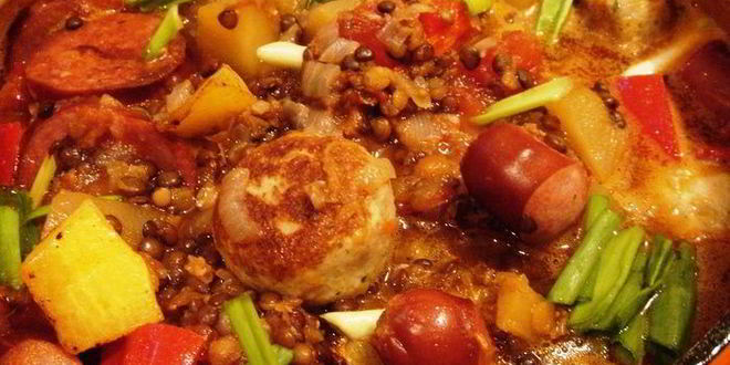 Рецепт густой тыквенной похлебки с чечевицей, тефтелями и копчеными колбасками