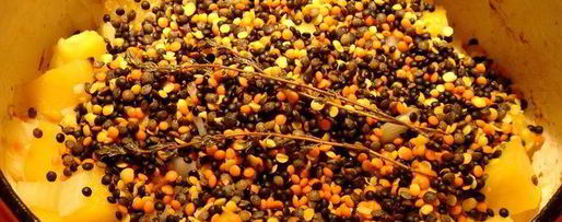 Шаг 1: густой тыквенной похлебки с чечевицей, тефтелями и копчеными колбасками