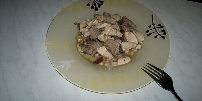 Рецепт похлебки из белой фасоли с бедром индейки и куриной грудкой, тушеный перец и красный лук