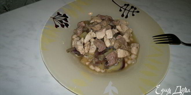 Рецепт похлебки из белой фасоли с бедром индейки и куриной грудкой, тушеный перец и красный лук