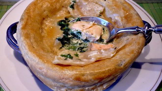 Рецепт Похлебки с семгой и шпинатом под домашним слоеным тестом Очарована, околдована