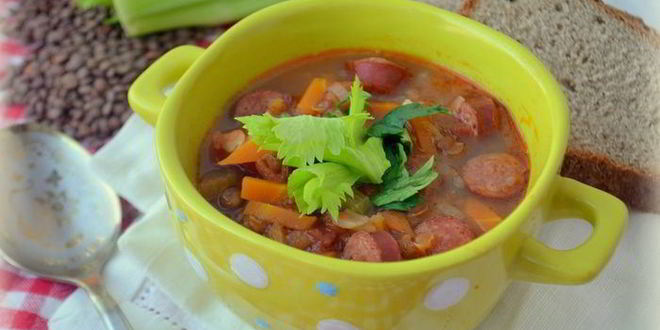 Рецепт согревающей чечевичной похлебки с копчеными сосисками
