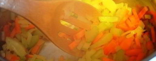 Шаг 1: согревающей чечевичной похлебки с копчеными сосисками