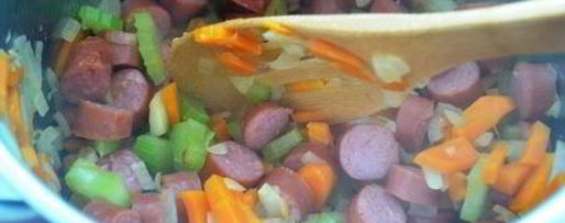 Шаг 3: согревающей чечевичной похлебки с копчеными сосисками