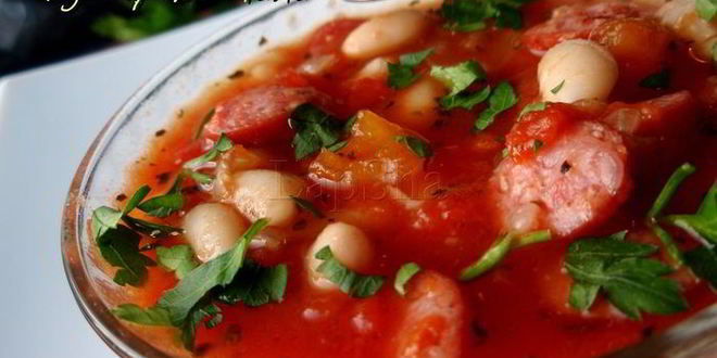 Рецепт томатной похлебки с копчеными колбасками и фасолью