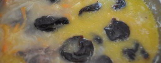 Шаг 4: кислых щей с утиными потрошками и черносливом