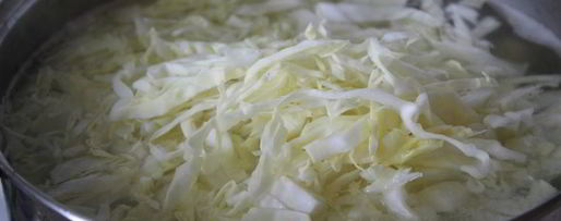 Шаг 3: щей из молодой капусты на курином бульоне