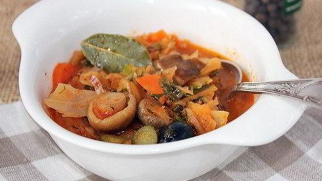 Рецепт Грибной солянки с квашеной капустой и маслинами