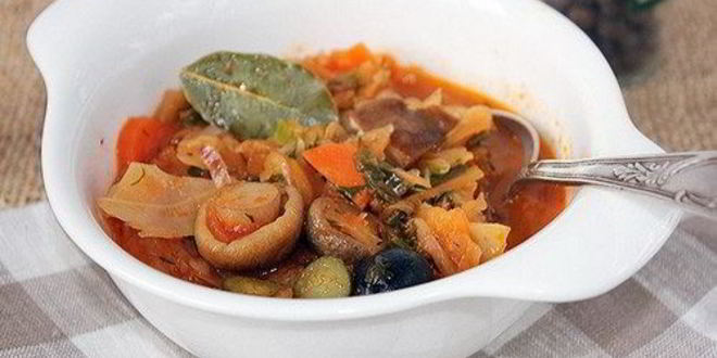 Рецепт грибной солянки с квашеной капустой и маслинами