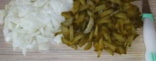 Шаг 2: солянки с мясом и колбасой