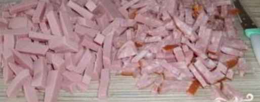 Шаг 4: солянки с мясом и колбасой