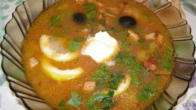 Рецепт Супа домашняя солянка с курицей мясом и колбасой