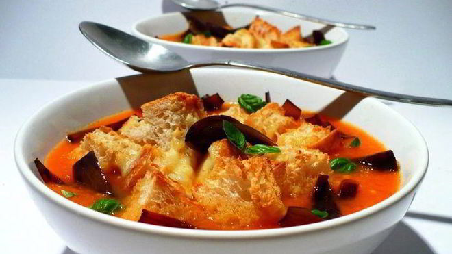 Рецепт Супа из запеченных томатов с луком-бальзамик и копченым хлебом