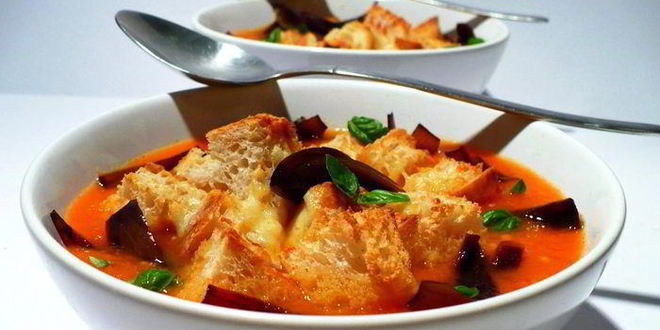 Рецепт супа из запеченных томатов с луком-бальзамик и копченым хлебом