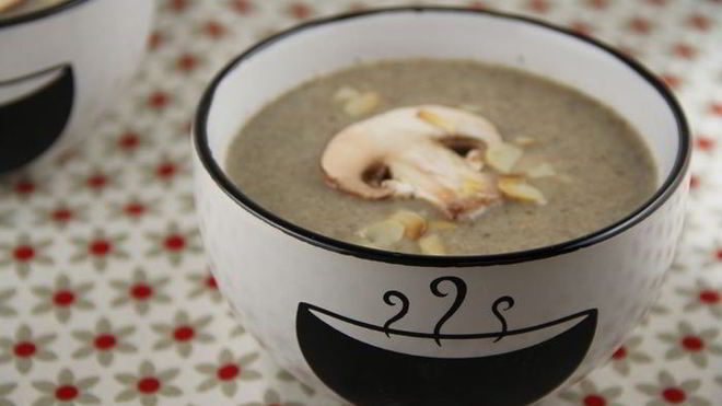 Рецепт Грибного супа-пюре с сыром Бри и миндалем