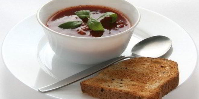 Рецепт супа-пюре из артишоков и фасоли с теплым хлебом с фетой, черри и базиликом