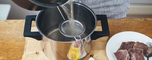 Шаг 2: горячего свекольника с яйцом