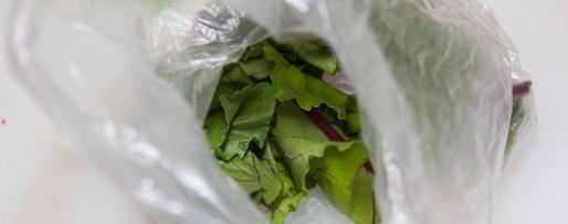 Шаг 2: холодного свекольника с ботвой