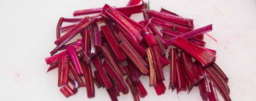 Шаг 3: холодного свекольника с ботвой