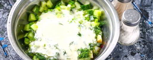 Шаг 7: холодного свекольника с колбасой