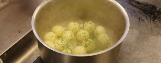 Шаг 2: холодного свекольника со свежим огурцом и горячий картофель с укропом