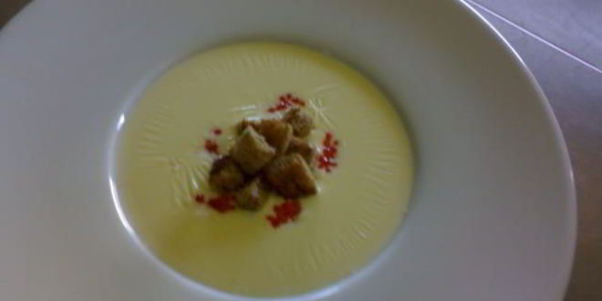 Рецепт сырного супа с крутонами и красной икрой