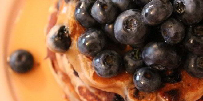 Рецепт банановых панкейков с голубикой