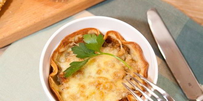 Рецепт блинчиков с фаршем под сырной корочкой