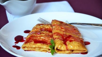 Рецепт Блинчиков с начинкой под вишневым соусом