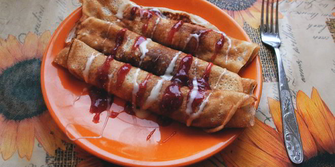 Рецепт блинов на кислом молоке с малиновым джемом и сгущенкой