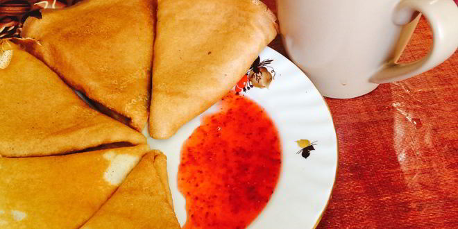 Рецепт блинов на кислом молоке с малиновым джемом и сгущенкой