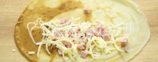 Шаг 6: блинов с колбасой и сыром