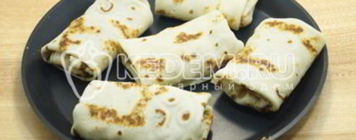 Шаг 8: блинов с колбасой и сыром