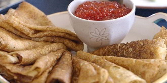 Рецепт дрожжевых блинов с икрой