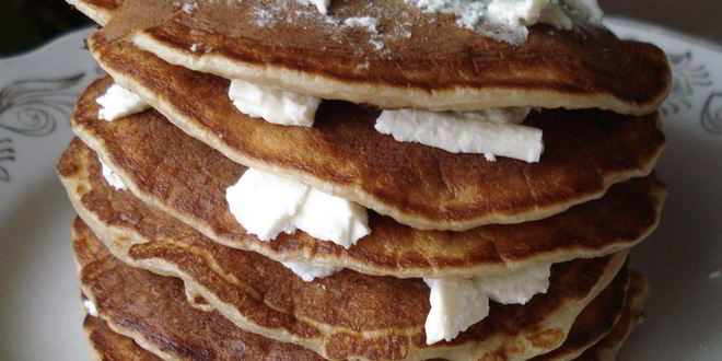 Рецепт низкокалорийных овсяных панкейков с сыром фета