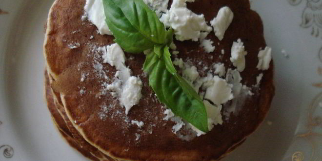 Рецепт низкокалорийных овсяных панкейков с сыром фета