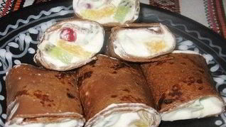 Рецепт Шоколадных блинчиков с фруктами и сливками