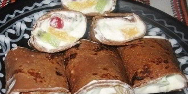 Рецепт шоколадных блинчиков с фруктами и сливками