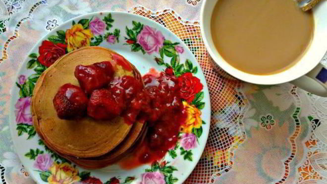 Рецепт Шоколадных панкейков с клубничным соусом