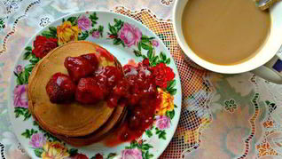Рецепт Шоколадных панкейков с клубничным соусом