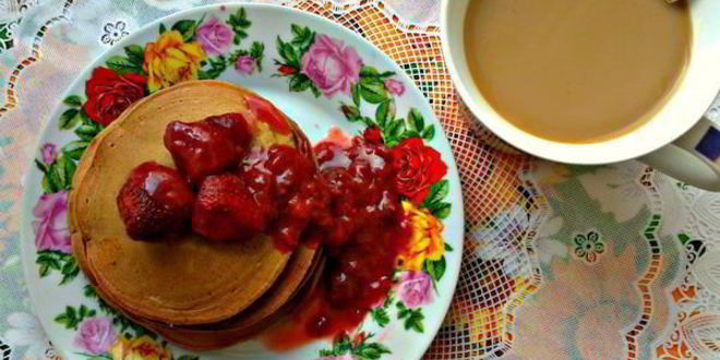 Рецепт шоколадных панкейков с клубничным соусом