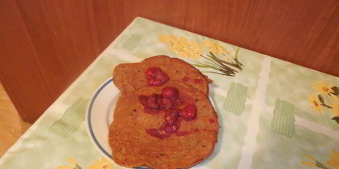 Рецепт шоколадных панкейков с клубничным соусом